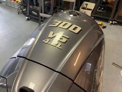 Yamaha 300 HP extra long tail F300 NCB (includes drive-by-wire controls, gauge and propeller)